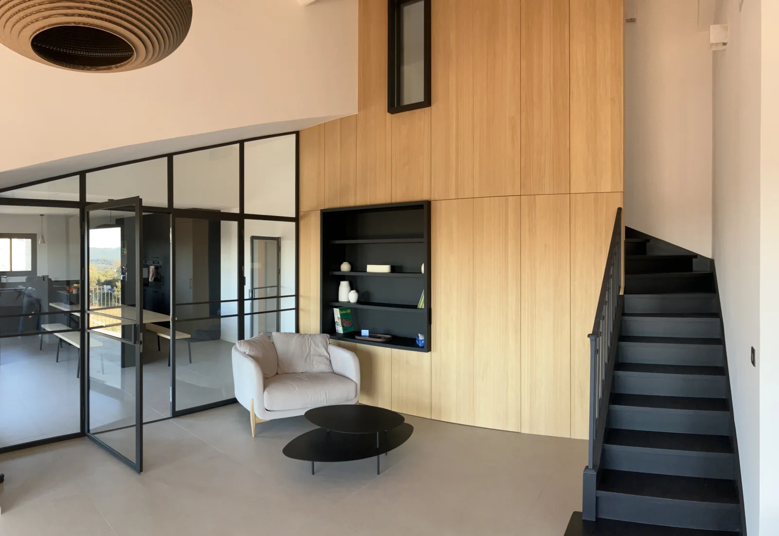 Verre, boiserie et escalier dans la villa rénovée